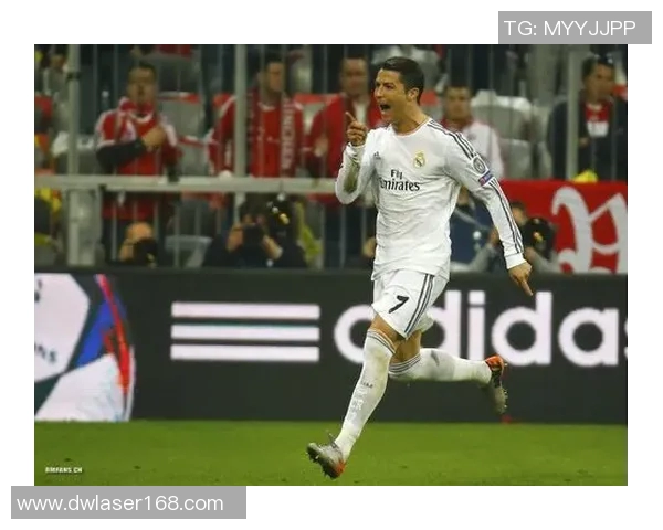 足球明星身着纯白西装的优雅瞬间展现时尚魅力与运动精神